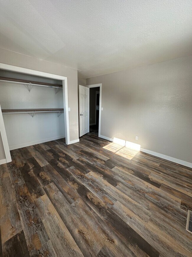 Building Photo - 4 Bedroom Home