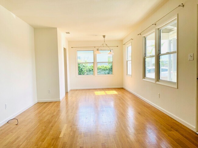 Foto del edificio - BEAUTIFUL 3BD/2BA HOME WITH A SPACIOUS BAC...