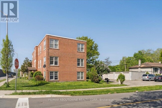 Building Photo - 133-133 North Service Rd E