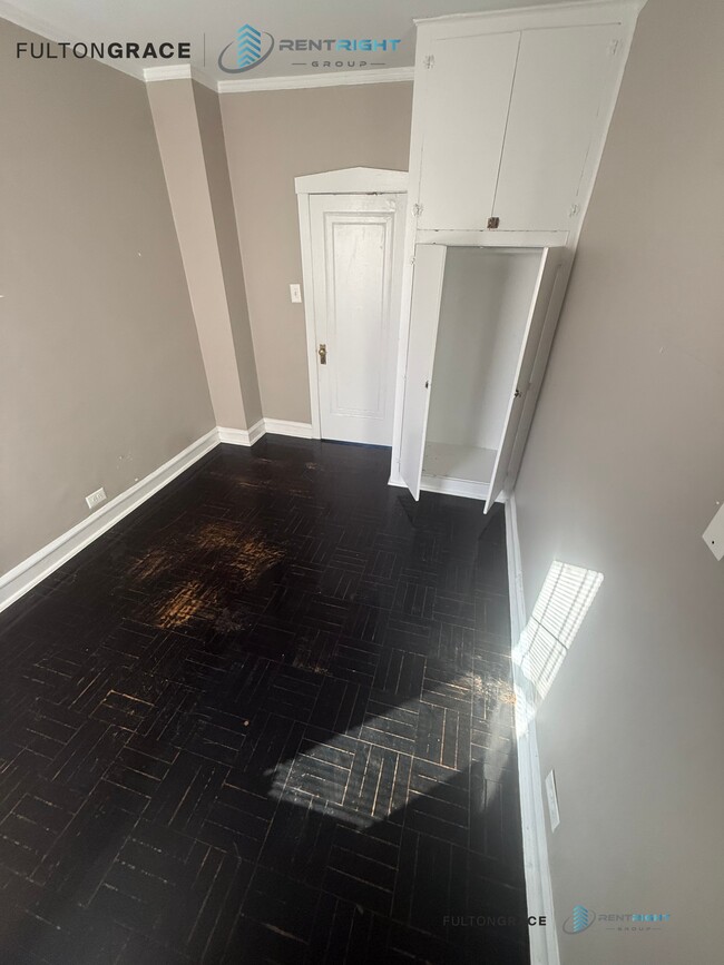 Building Photo - 1209 W Sherwin Ave