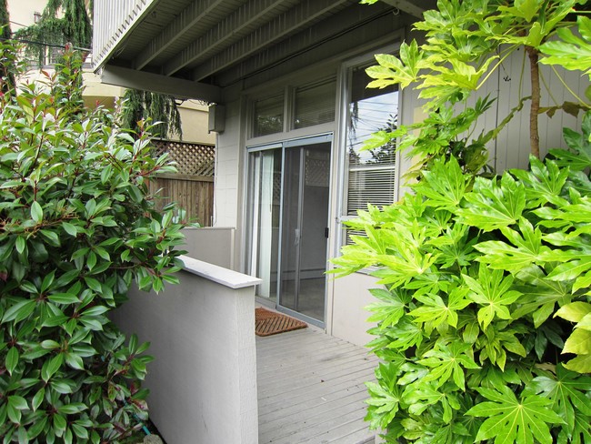 Patio / deck, one block to the water - 714 1st St S