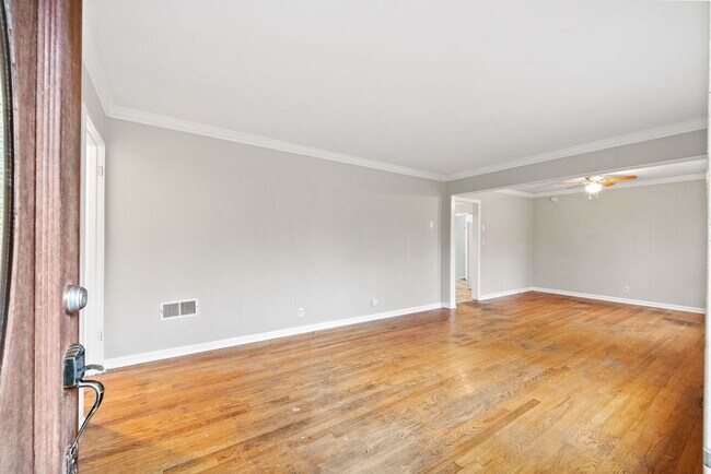 Building Photo - 3 Bedroom Pet Friendly Home For Rent!