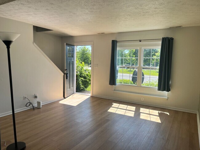 Building Photo - Two bedroom townhouse in Amherst!