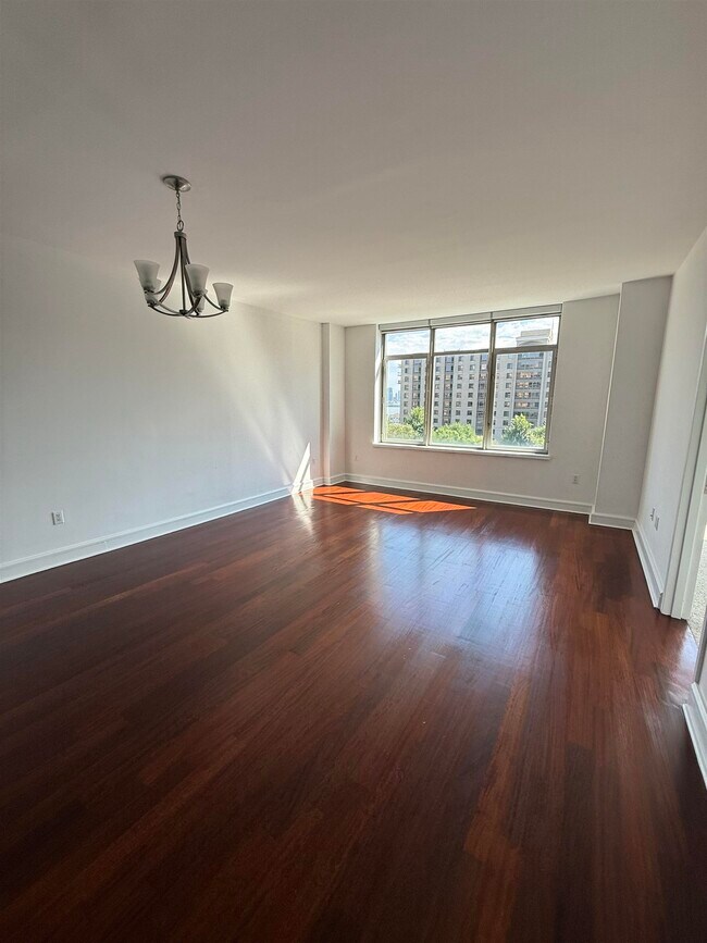Foto del edificio - 8100 River Rd
