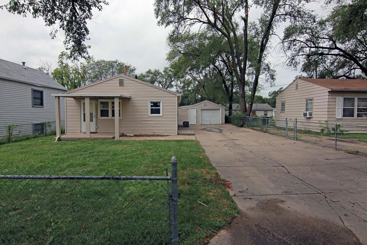 Primary Photo - Omaha Ranch Home For Rent