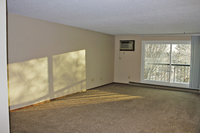 Building Photo - 818 Southland Ln