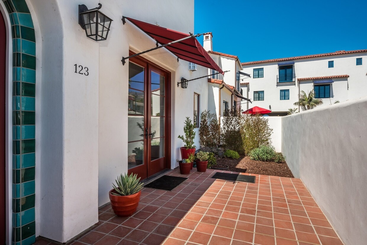 Primary Photo - Brand New 2 bed / 2 bath Luxury Townhouse ...