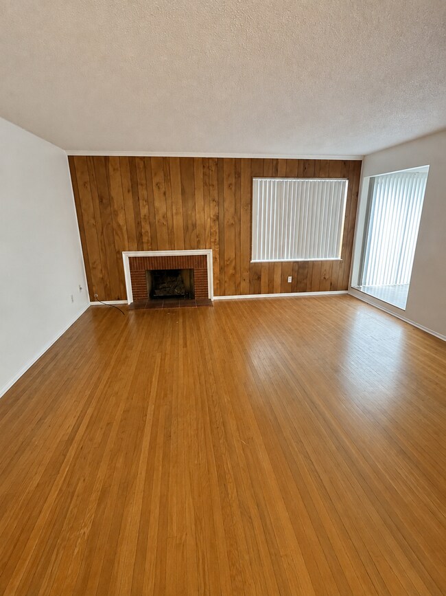 Building Photo - Charming 3-Bedroom Home with Oversized Backyard