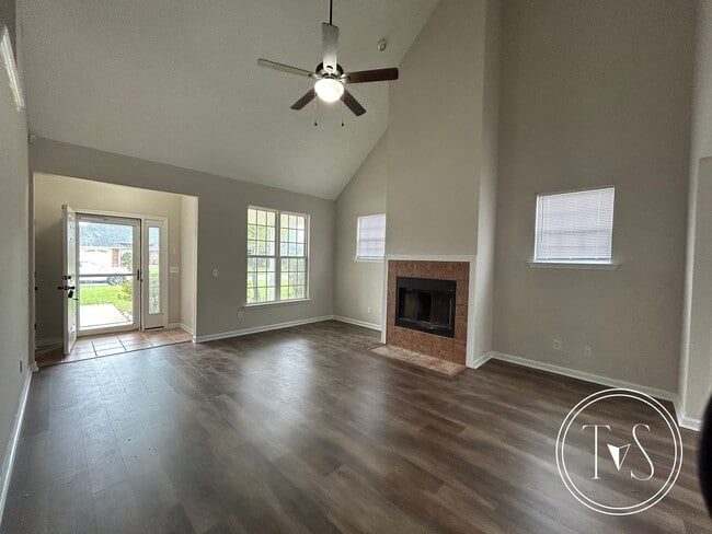 Building Photo - 1825 Lawnwood Dr