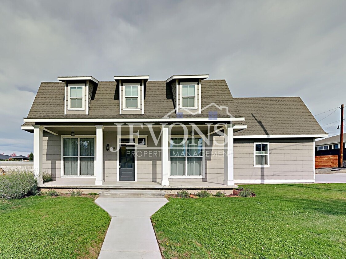 Primary Photo - Spacious 4-bedroom home with fully equippe...