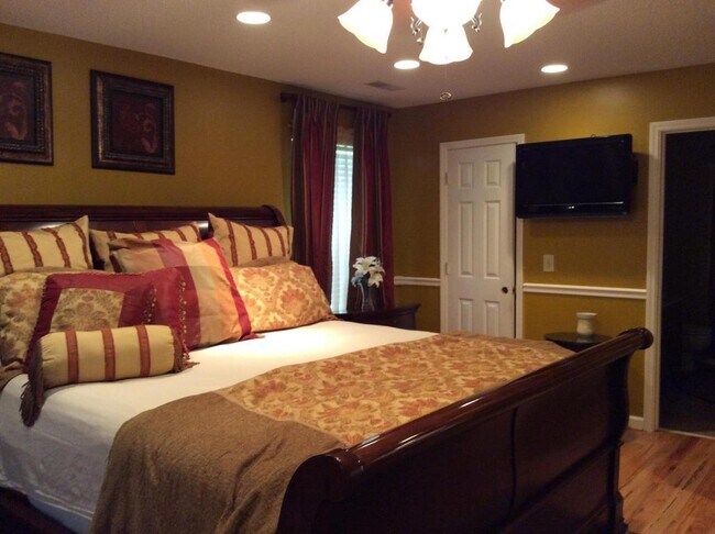 Foto del edificio - 3BR Home with Open Floor Plan & Fenced Backyard