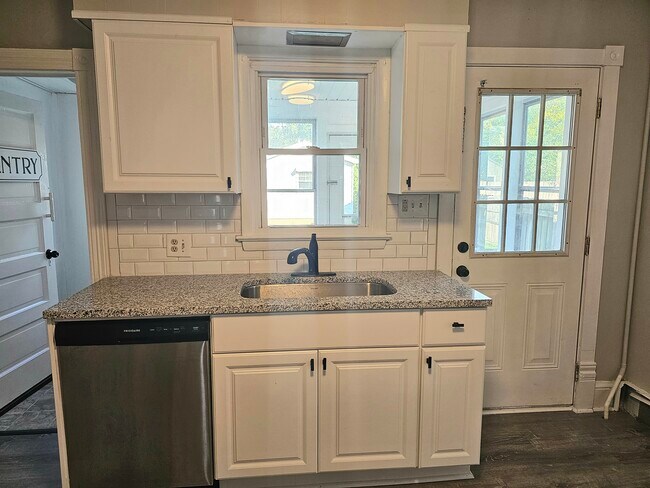 Cocina completamente remodelada - 226 S Illinois Ave
