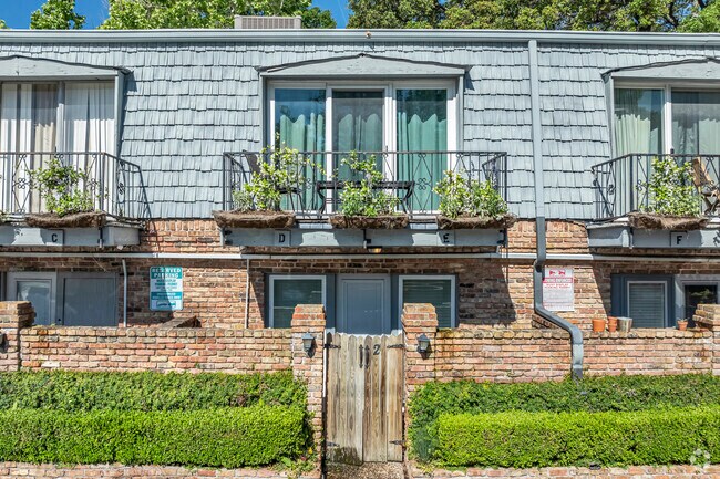 604 W Main St - Gaslight Square