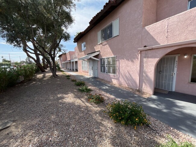 Building Photo - 2 BEDROOM 1 1/2 BATH TOWNHOME CENTRALLY AN...
