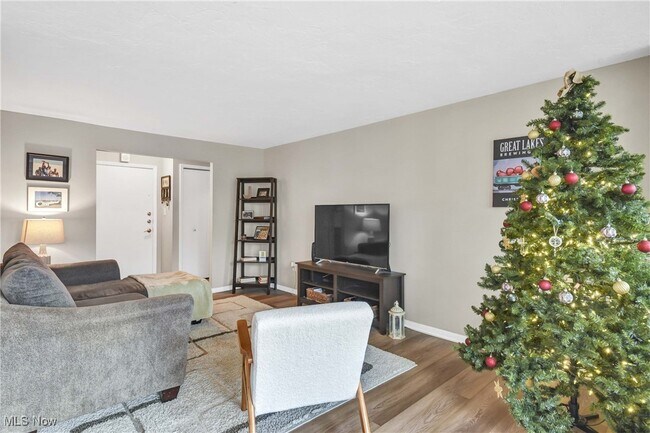 Foto del edificio - 12900 Lake Ave