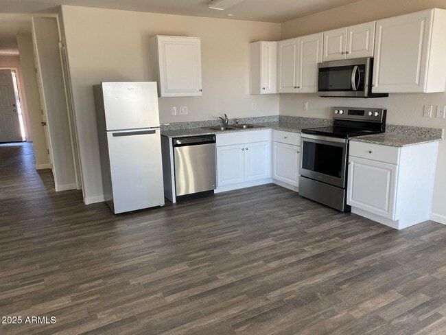 Building Photo - 505 W Hilquit Dr