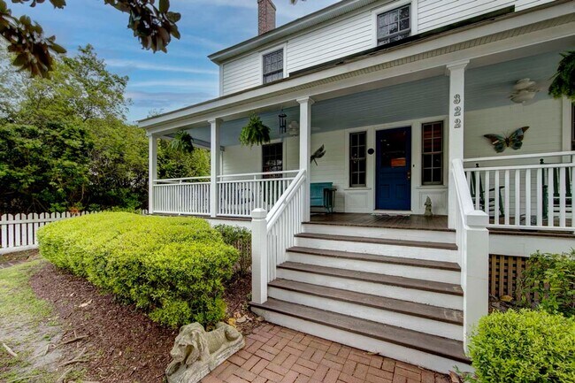 Building Photo - Historic Downtown Manteo Farmhouse