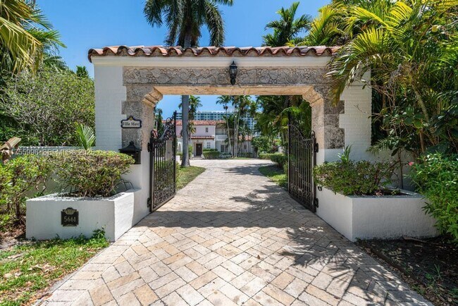 Foto del edificio - 5661 Pine Tree Dr