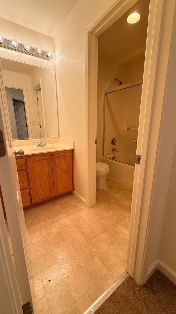 Building Photo - 4 BR 2.5 Bath Duet close to park and schools