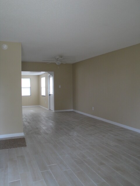 Building Photo - CLOSE TO SHOPPING AND SCHOOLS AVAIL OCTOBE...
