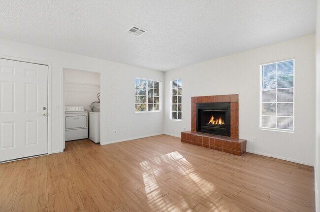 Foto del edificio - 2 Bedroom Unit - AVAILABLE NOW