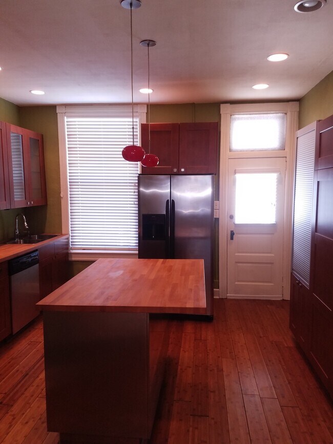 Foto del edificio - Charming 2 Bedroom w/ Den Townhome in Wash...