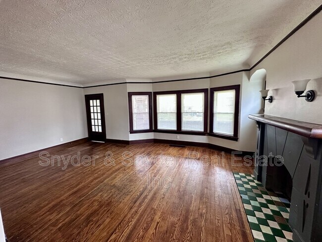 Foto del edificio - 245-247 Oakdale Ave.