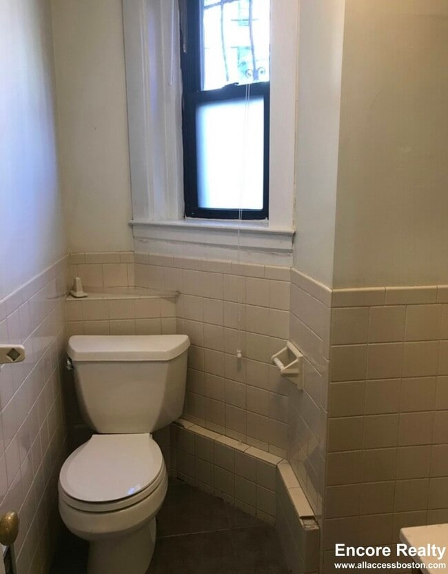 Building Photo - 533 Newbury St