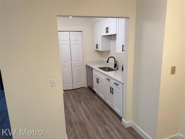 Building Photo - 2049 Duck Lake Rd N