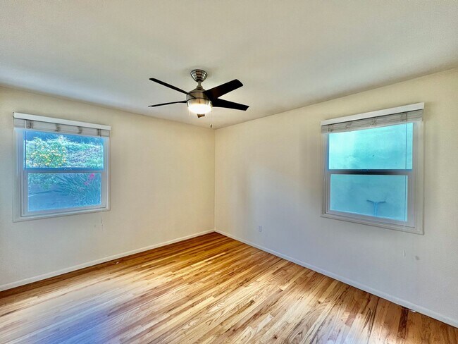 Foto del edificio - Stunning 2B/2BA house available w/ Large B...