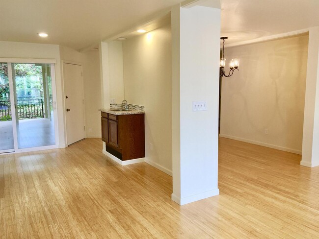 Foto del edificio - Two bedroom 1 bath on Alki Available Now!