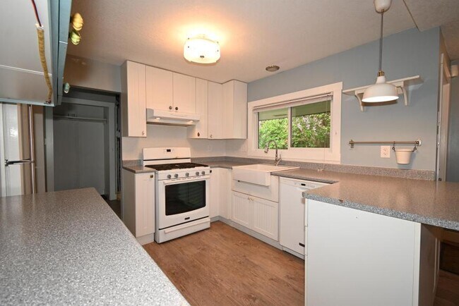 Building Photo - 2 bedroom in Prince George BC V2L 1H8