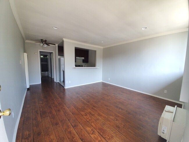 Building Photo - 1253 N Las Palmas Ave