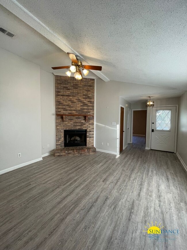 Building Photo - Beautifully Updated 2-Bedroom Duplex in Fort Walton Beach!