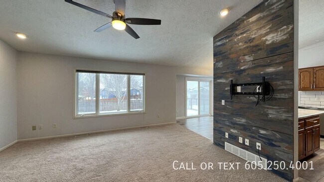 Foto del edificio - 5 Bedroom Home: Spacious Living, Patio Com...