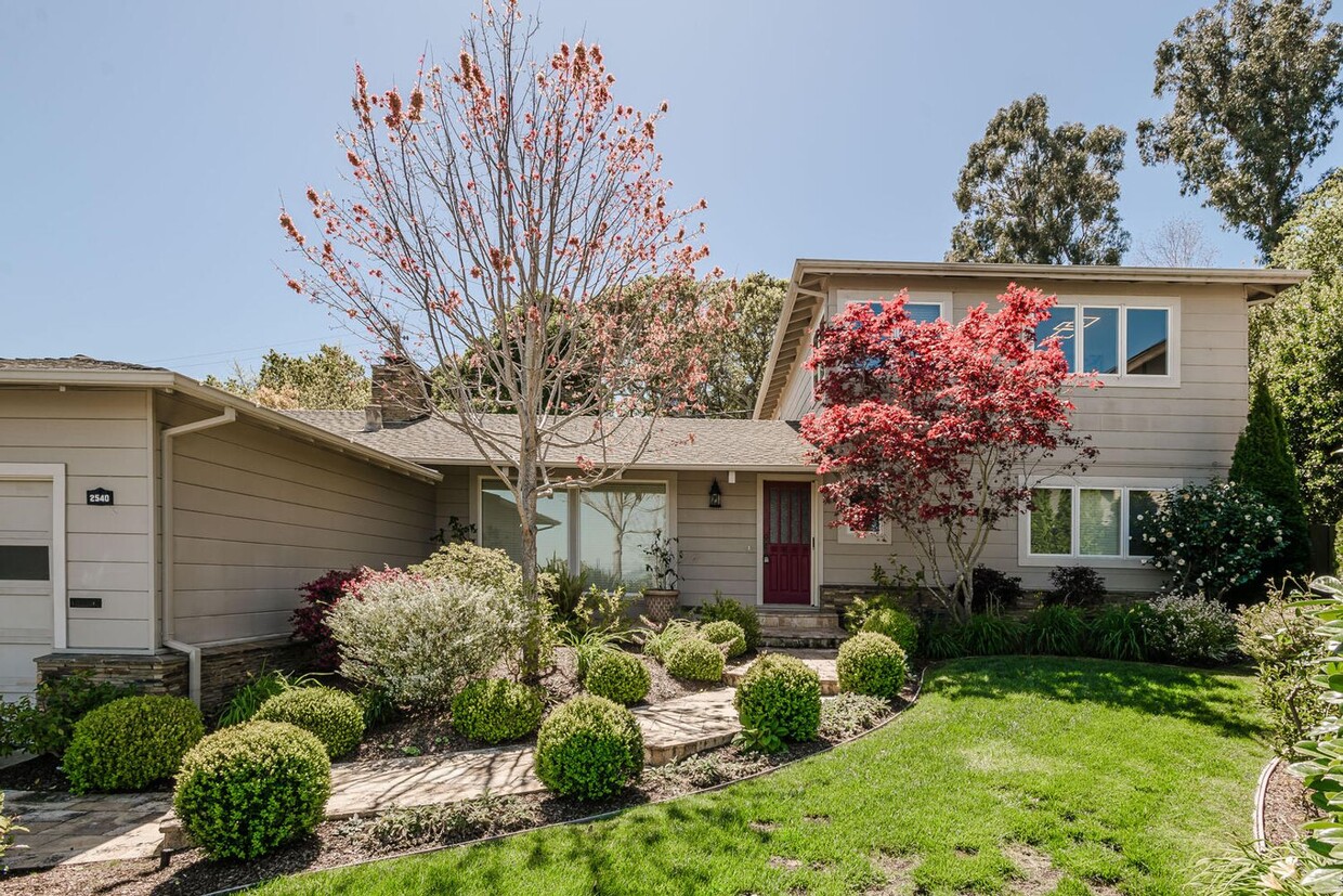 Foto principal - 5 Bedroom / 3 Bathroom House in Burlingame...