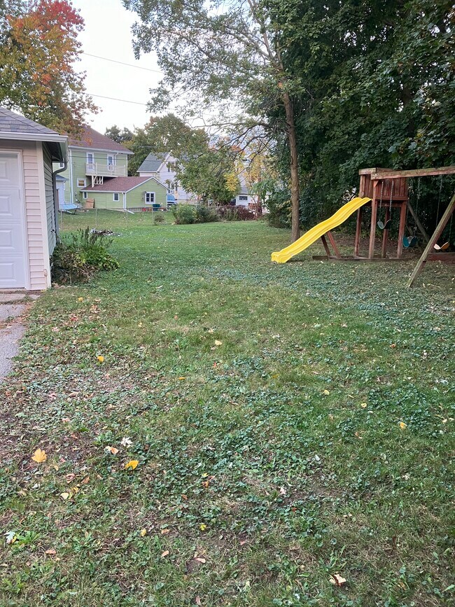 Spacious backyard with swingset - 124 Rochester Dr