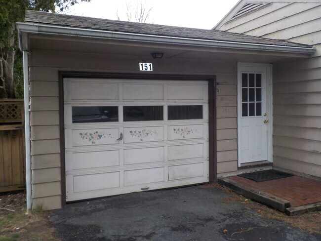 Building Photo - 3 Bedroom, 1 Bath