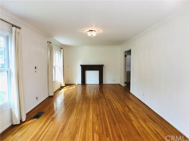 Building Photo - 106 S San Marino Ave