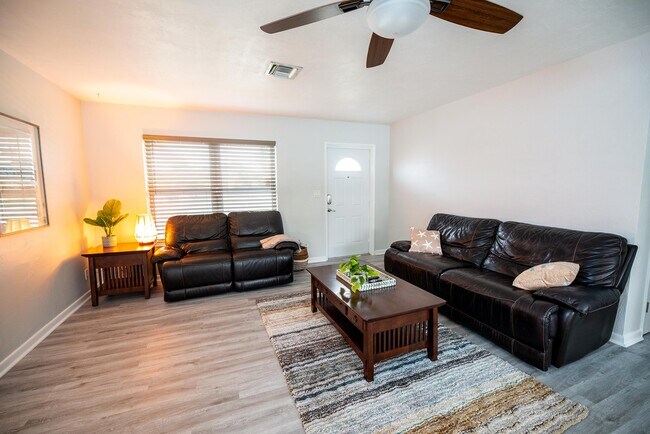 Building Photo - 1413 Crest Dr