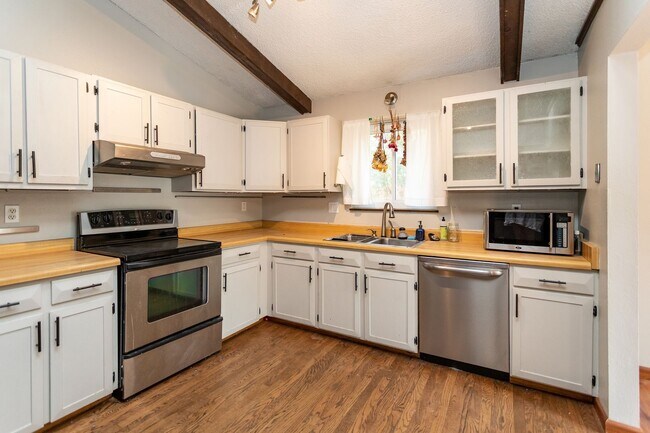 Foto del edificio - Spacious 5-Bedroom Retreat in a Serene Nei...