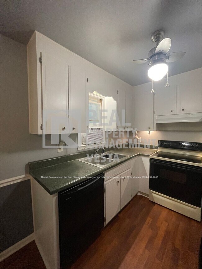 Building Photo - Beautiful Two Bedroom Townhome in Great Ne...