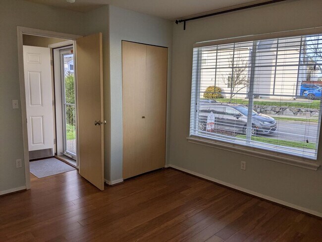 Building Photo - 4 bed, 2.5 bath home in DuPont!