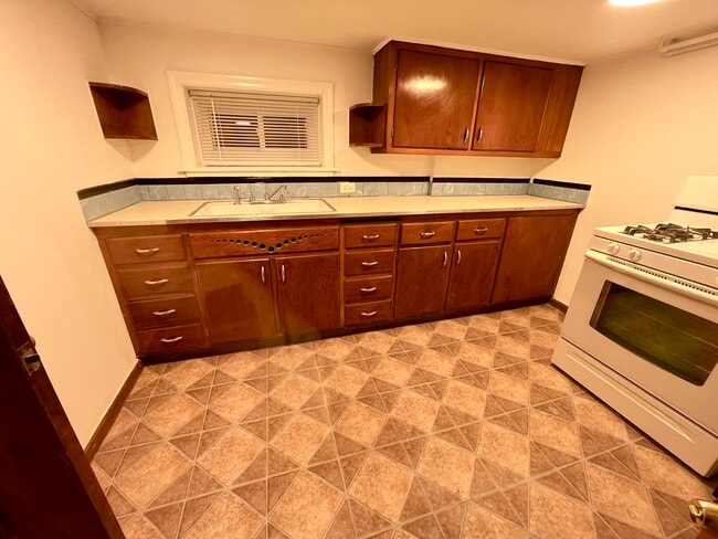 Kitchen - 5524 N Mont Clare Ave