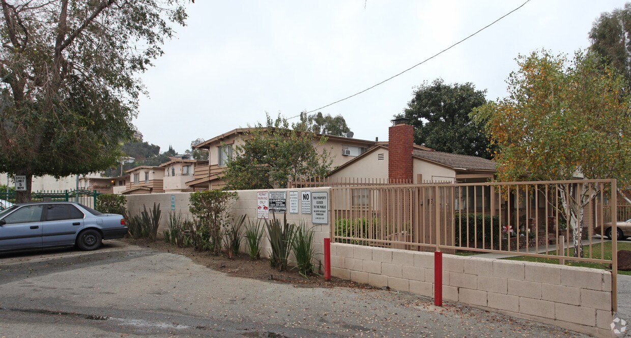 Building Photo - 1566 Yosemite Dr