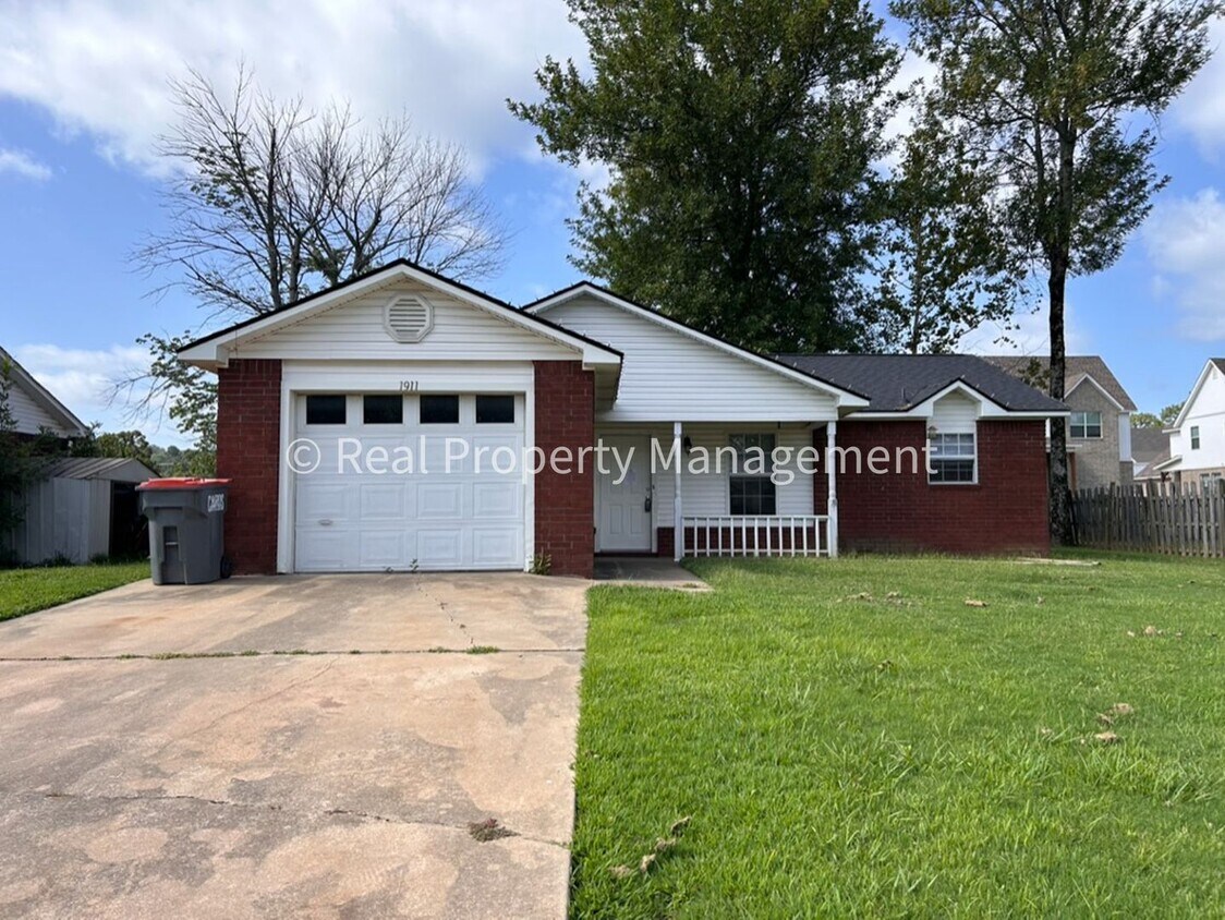 Primary Photo - RENT READY! - 3 bed 1 bath house in Greenw...