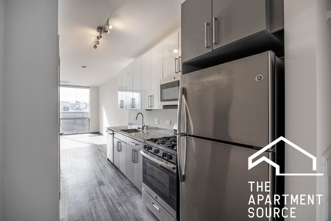 Building Photo - 2340 N California Ave