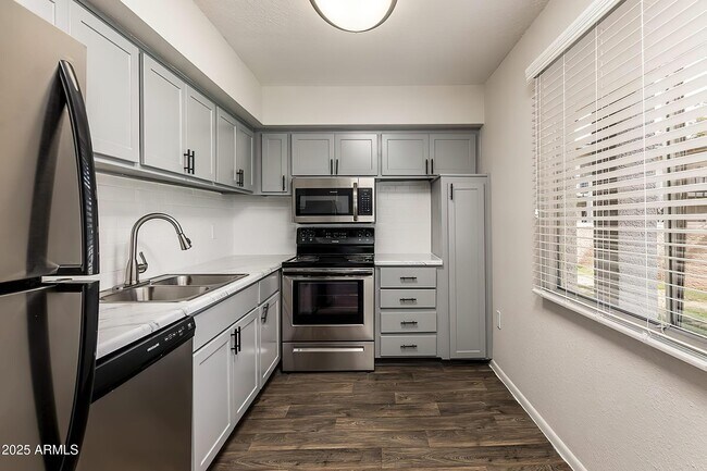 Foto del edificio - 1655 E Southern Ave