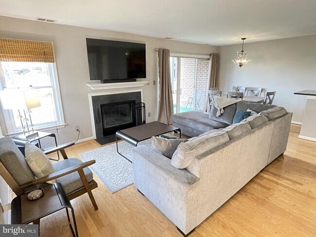 Foto del edificio - 7602 Lakeside Village Dr