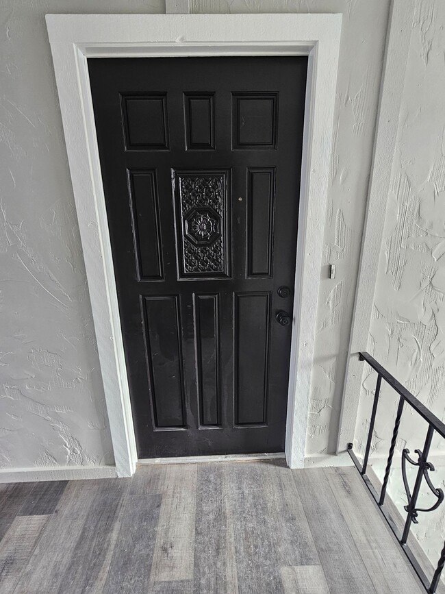 Building Photo - 126 W 15th Ave